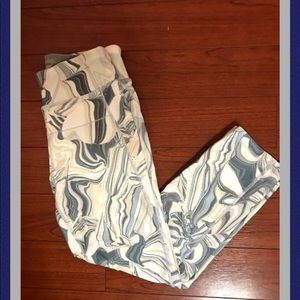 NWOT Calvin Klein dry fit Capri leggings.